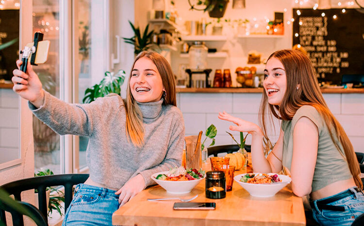 Foto chicas tomándose foto en restaurante