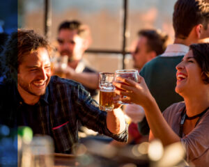 Personas compartiendo en un bar