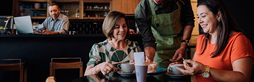 personas comiendo en un restaurante y siendo atendidas cómodamente