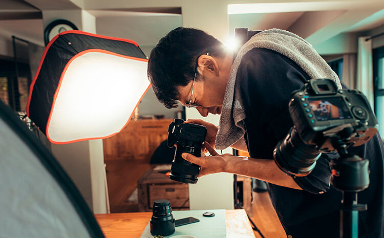 fotógrafo sacando foto a plato de comida