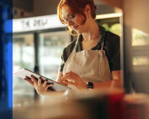 Dueña restaurante viendo su tienda online en una tablet