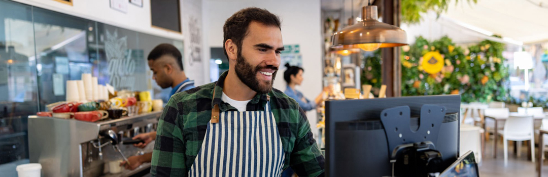 Restaurantero usando POS