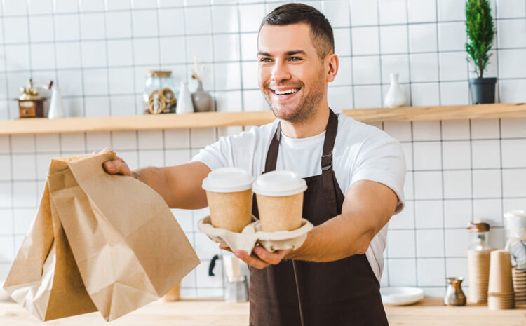 Entregando productos a consumidor de restaurante